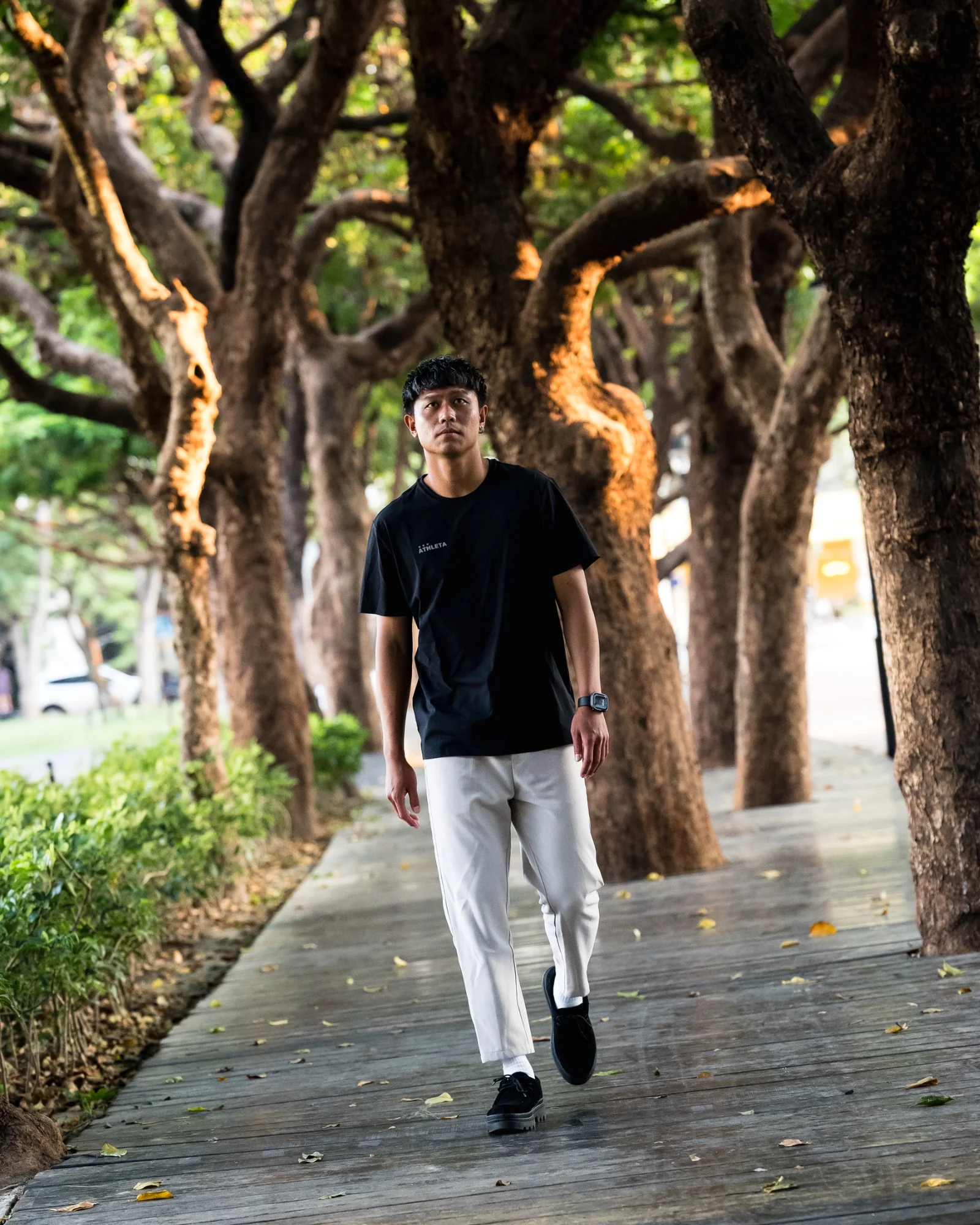 陳庭揚走在樹蔭下