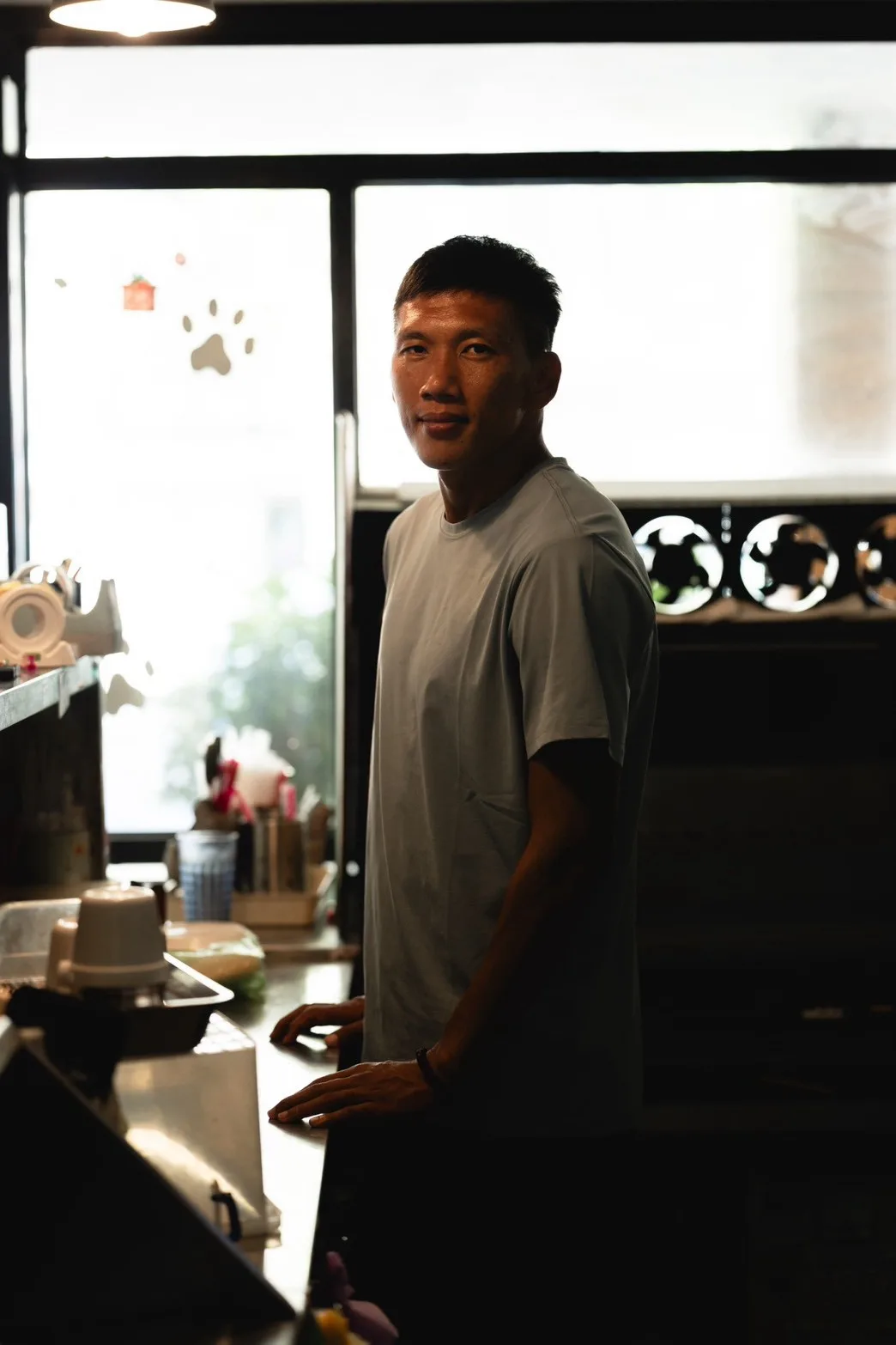 吳俊青站在早午餐店的吧台後方
