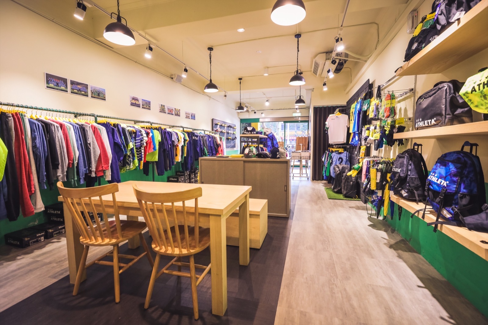 ATHLETA Taiwan 門市內部