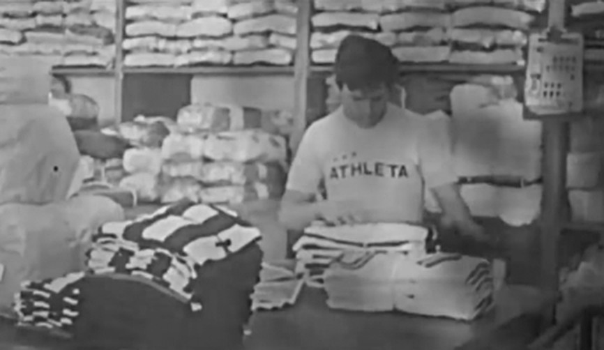 工坊裡正在整理 ATHLETA 球衣的職人